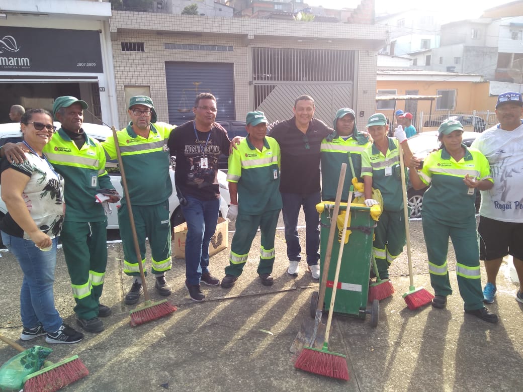 Foto pousada com o subprefeito, Edson Brasil, alguns funcionários da Subprefeitura Pirituba/Jaraguá e parte da equipe de limpeza